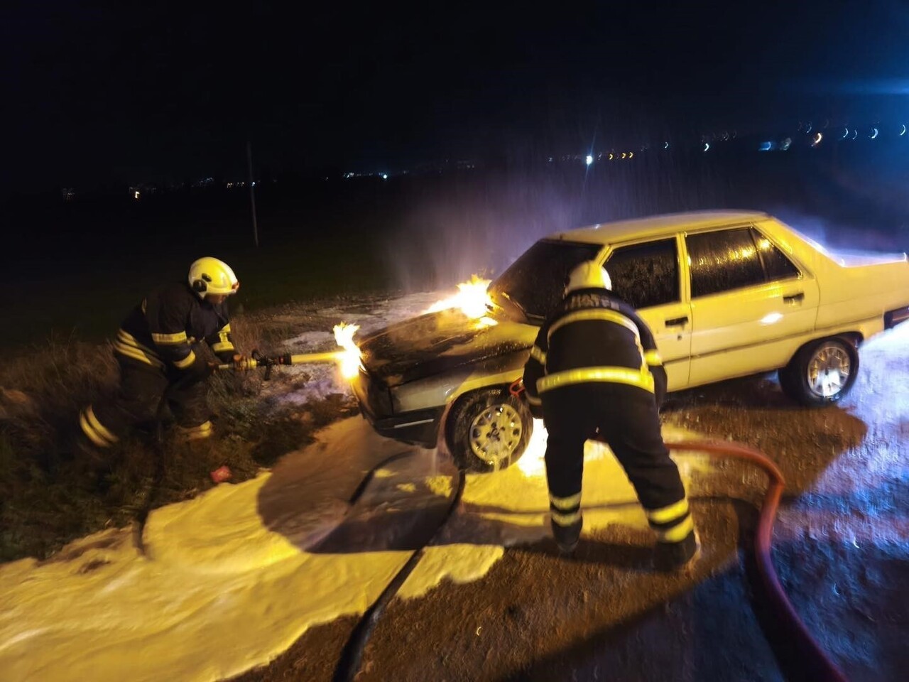 HATAY'DA SEYİR HALİNDEYKEN MOTOR KISMI YANMAYA BAŞLAYAN OTOMOBİLDE HASAR OLUŞTU.
