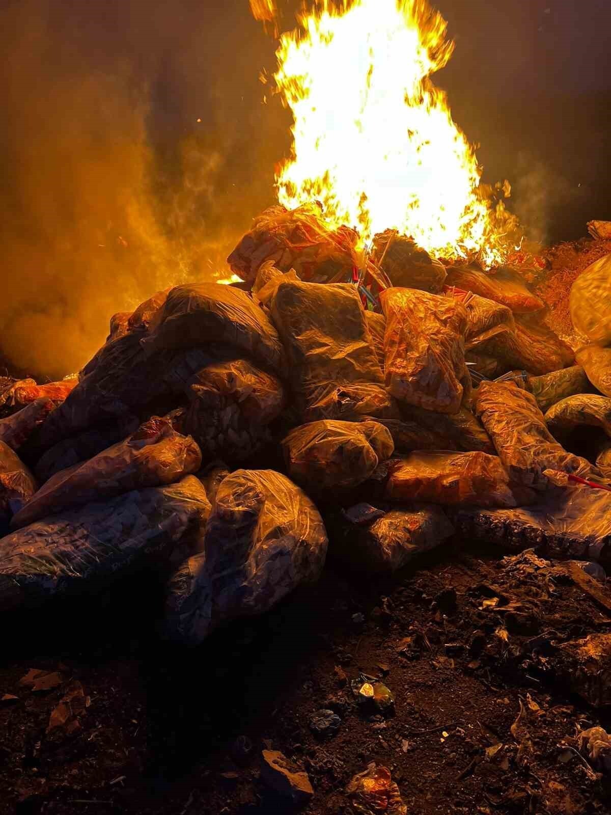 HATAY'DA SON KULLANMA TARİHİ GEÇMİŞ OLAN 2 TON CİPS, ŞEKERLEME VE ÇİKOLATA İMHA EDİLDİ.