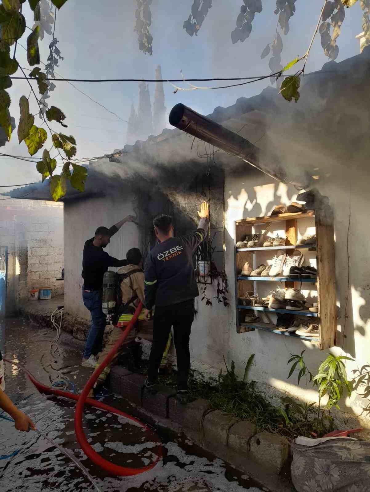 HATAY'DA TEK KATLI MÜSTAKİL EVDE ÇIKAN YANGIN, ÇEVREYE SIÇRAMADAN KONTROL ALTINA ALINDI.