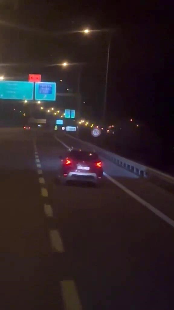 HATAY'DA TRAFİĞİ TEHLİKEYE DÜŞÜREREK OTOBANDA İLERLEYEN SÜRÜCÜNÜN O ANLARI KAMERAYA...