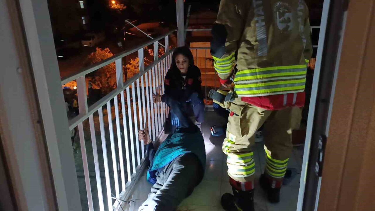 HATAY'DA YALNIZ YAŞADIĞI EVİN BALKONUNDA DÜŞEREK YARALANAN VE KAPININ KİLİTLİ OLMASIYLA MAHSUR...