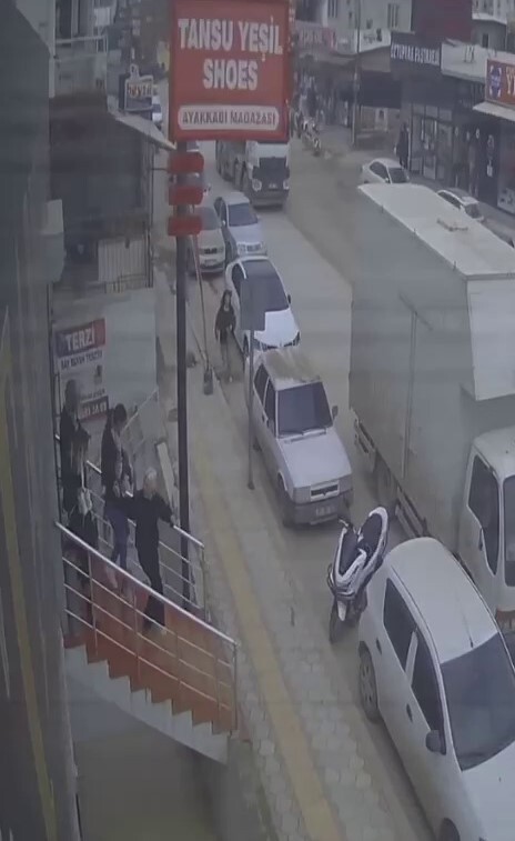 HATAY'IN ANTAKYA İLÇESİNDE YAŞANAN 4.2 BÜYÜKLÜĞÜNDEKİ DEPREMİ HİSSEDEN VATANDAŞLARIN KORKU DOLU...