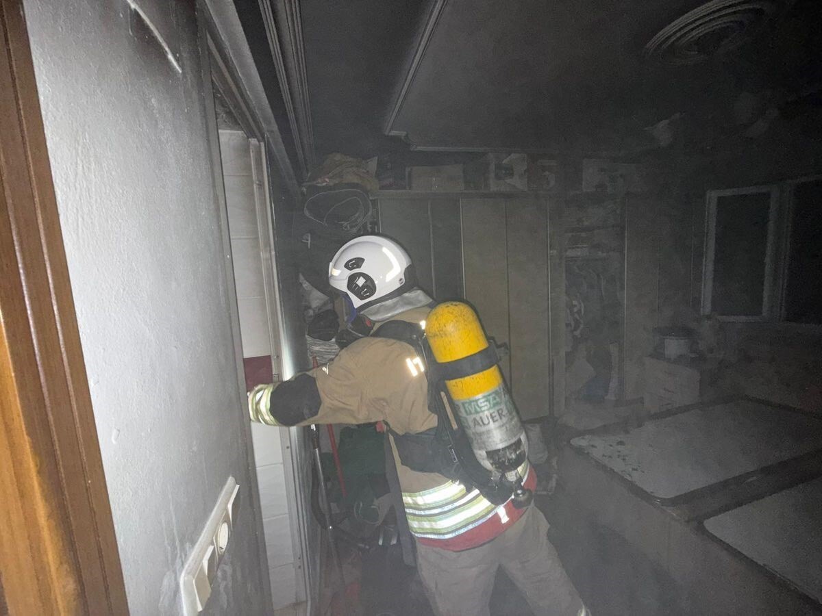 HATAY’DA ALEVLERE TESLİM OLARAK YANAN EVDE HASAR OLUŞTU.