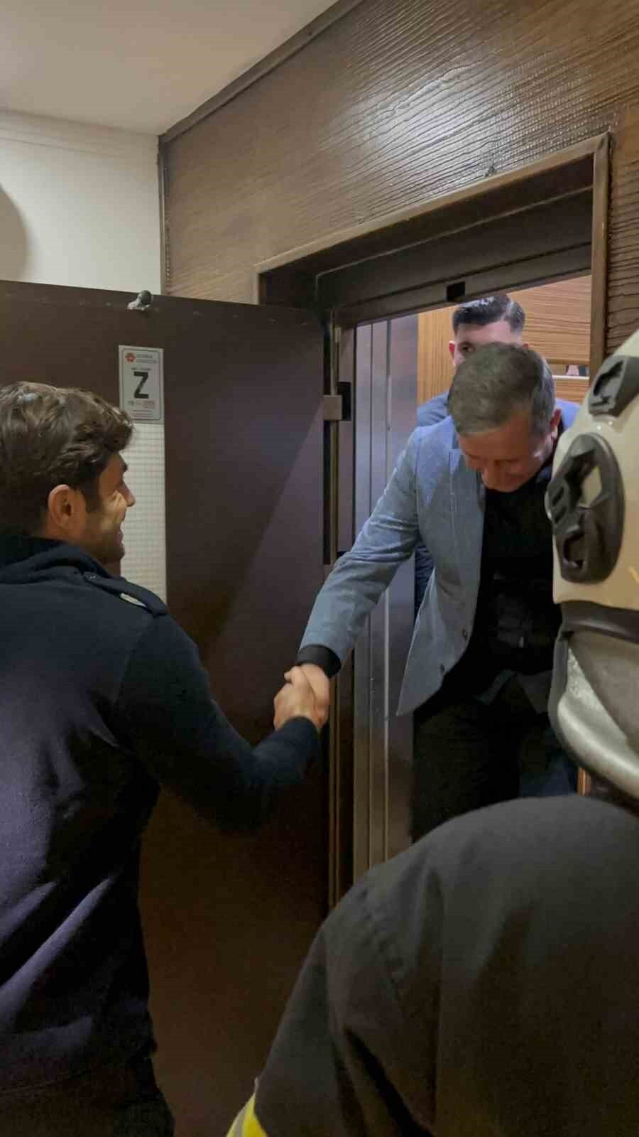 HATAY’DA ARIZA YAŞANAN ASANSÖRLERDE MAHSUR KALAN VATANDAŞLARI İTFAİYE EKİPLERİ KURTARDI.