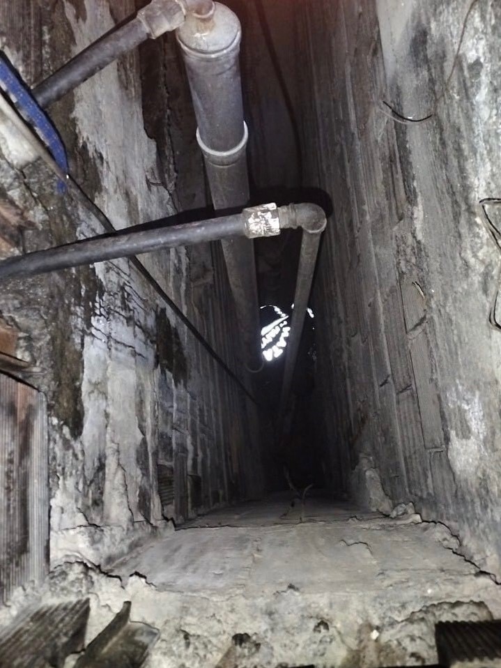 HATAY’DA BİR APARTMANIN BOŞLUĞUNA DÜŞEN YAVRU KEDİ, İTFAİYE EKİPLERİNİN ZORLU OPERASYONUYLA...