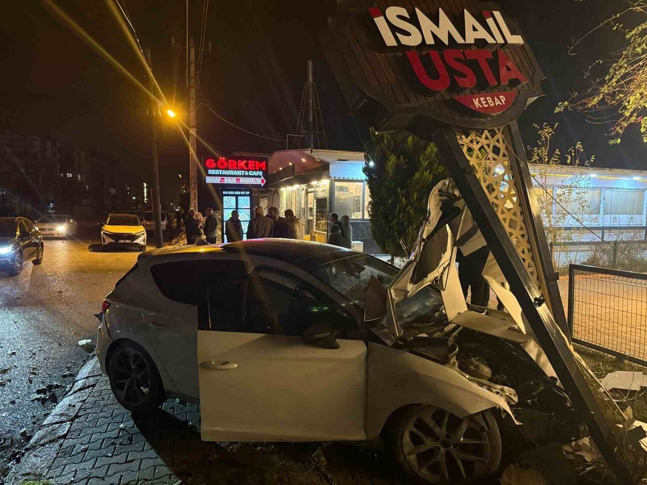 HATAY’DA BİR LOKANTANIN TABELASINA ÇARPARAK HURDAYA DÖNEN OTOMOBİLİN SÜRÜCÜSÜ KAZANIN ARDINDAN...