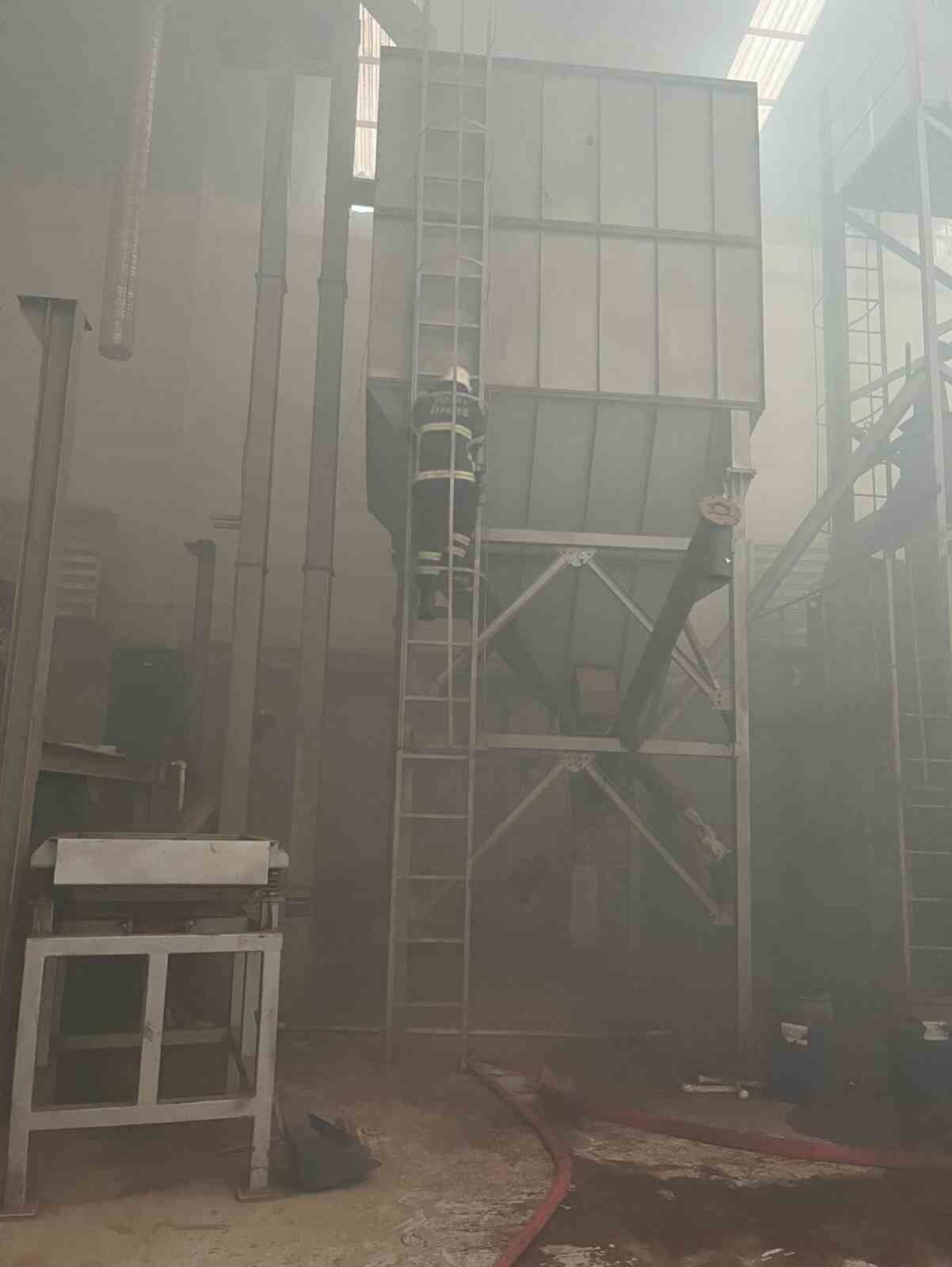 HATAY’DA ÇİKOLATA FABRİKASINDA ÇIKAN YANGIN, İTFAİYE EKİPLERİ TARAFINDAN BÜYÜMEDEN...