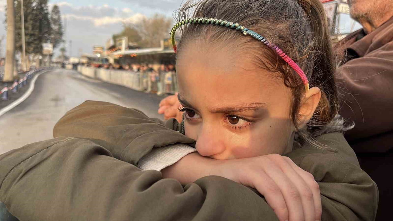 HATAY’DA CUMHURBAŞKANI RECEP TAYYİP ERDOĞAN’I GÖRMEK İÇİN AİLESİYLE BEKLEYEN DİLEK KÜÇÜK İSİMLİ 8...