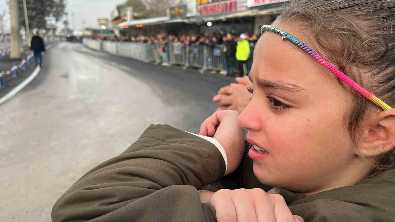HATAY’DA CUMHURBAŞKANI RECEP TAYYİP ERDOĞAN’I GÖRMEK İÇİN AİLESİYLE BEKLEYEN DİLEK KÜÇÜK İSİMLİ 8...