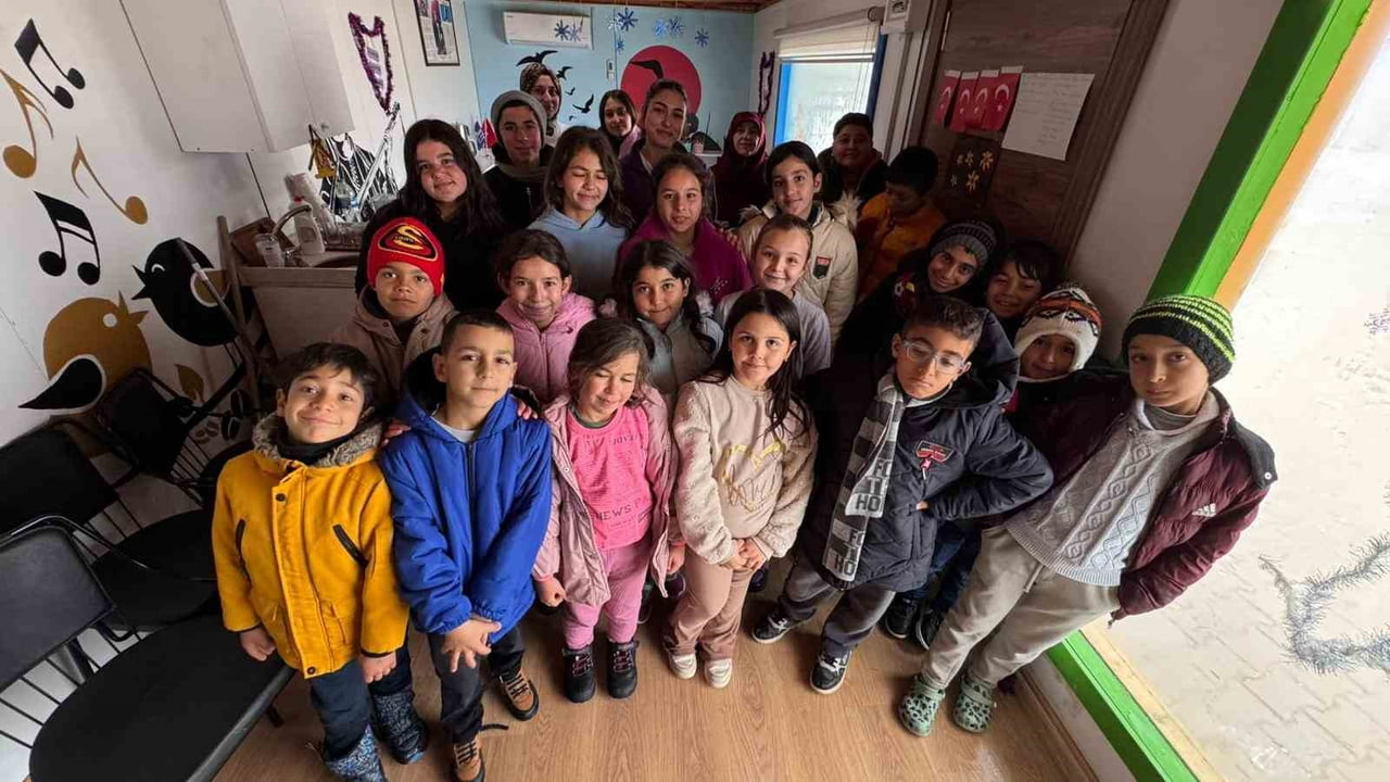 HATAY’DA DEPREMZEDE ÖĞRENCİLERİN HAYATA TUTUNMASI İÇİN ÇALIŞMALARINI SÜRDÜREN HAVVA AYDANUR...