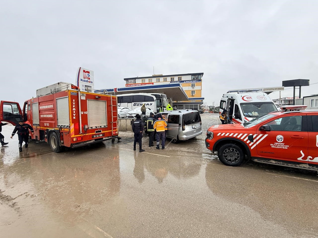 HATAY’DA KARLI HAVADA SÜRÜCÜSÜNÜN DİREKSİYON KAYBETMESİYLE DUVARA ÇARPAN ARACIN SÜRÜCÜSÜ...