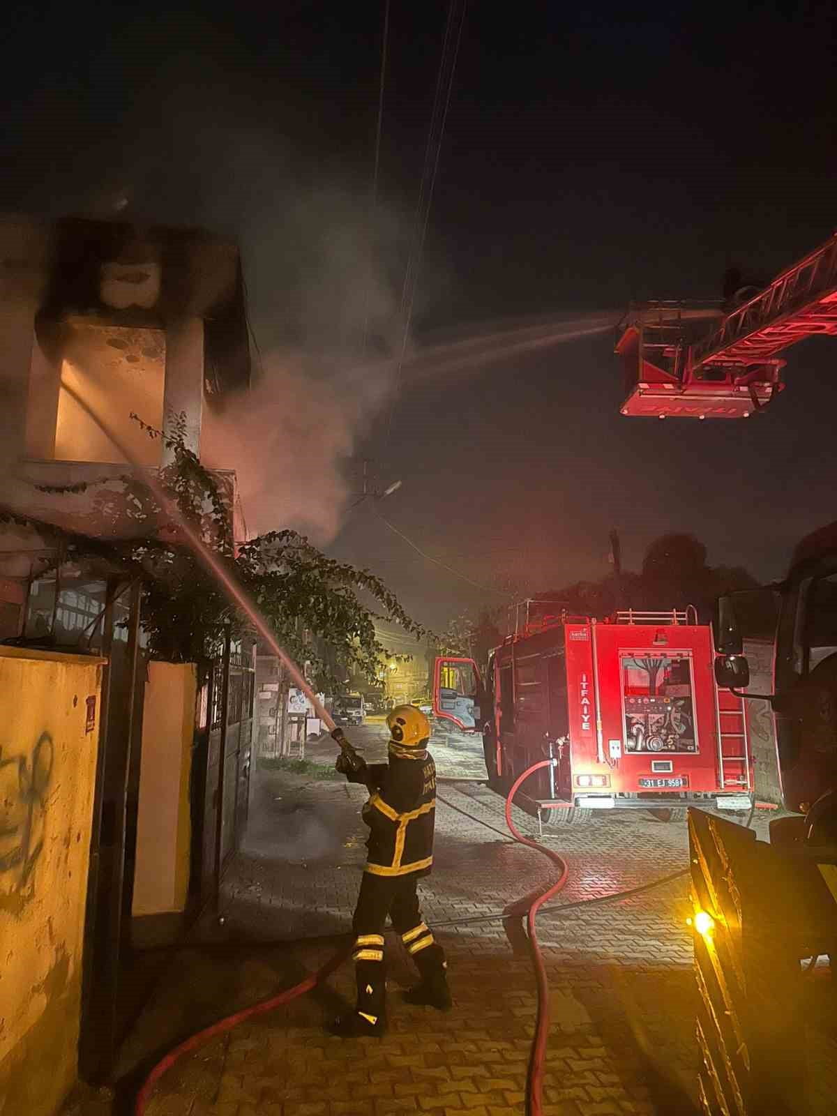HATAY’DA MÜSTAKİL EVDE ÇIKAN YANGIN, İTFAİYE EKİPLERİNİN TAHLİYE ÇALIŞMASI VE HIZLI MÜDAHALESİYLE...