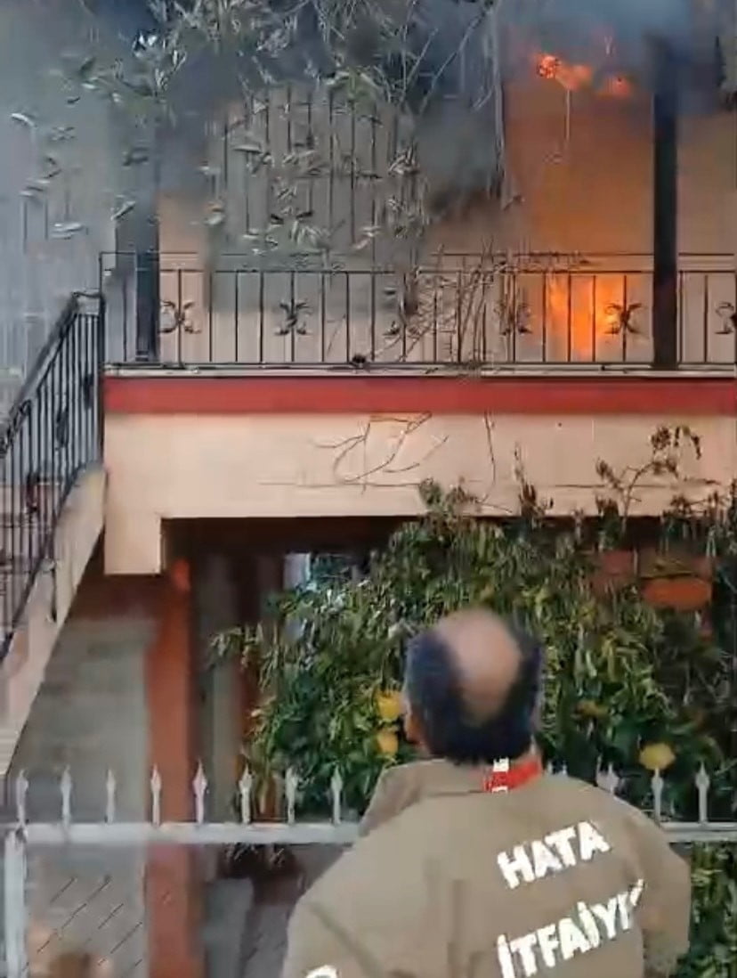 HATAY’DA MÜSTAKİL EVDE YAŞANAN YANGINDA ALEVLER YÜKSELDİ. YANGIN, İTFAİYE EKİPLERİNİN HIZLI...