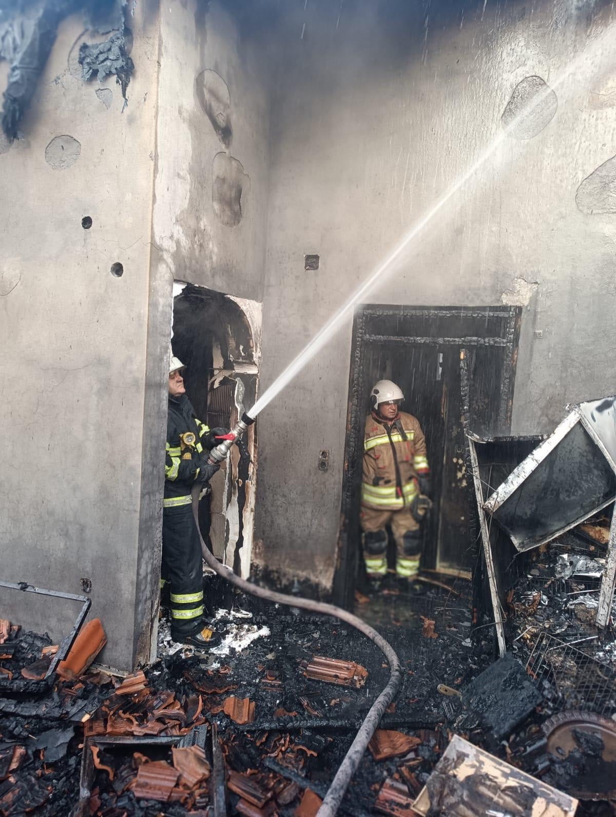 HATAY’DA MÜSTAKİL EVDE YAŞANAN YANGINDA ALEVLER YÜKSELDİ. YANGIN, İTFAİYE EKİPLERİNİN HIZLI...