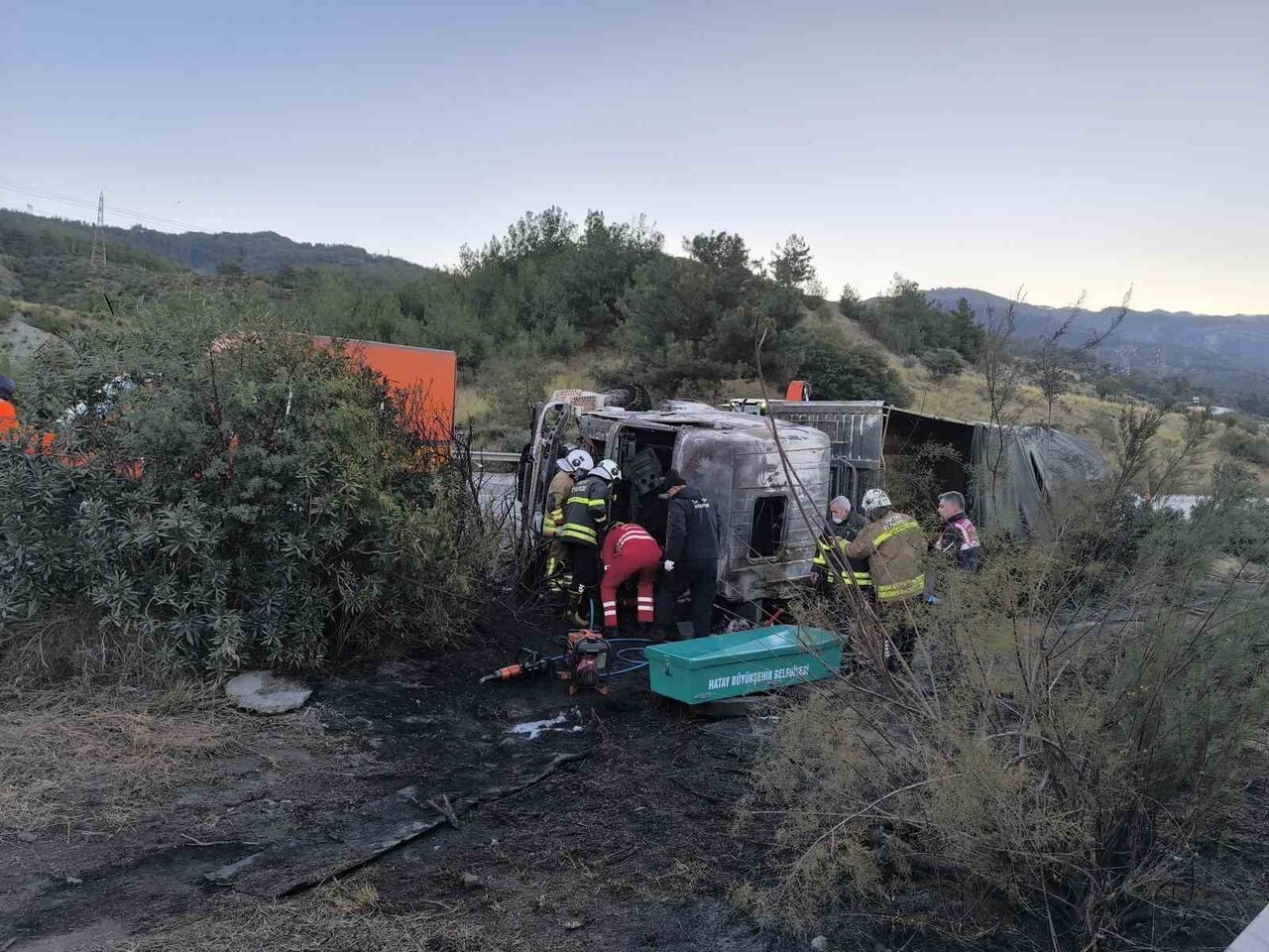 HATAY’DA OTOBANDA ŞARAMPOLE DEVRİLEN TIR ALEVLERE TESLİM OLARAK YANDI, 2 KİŞİ ÖLDÜ. KAZA YAPAN...