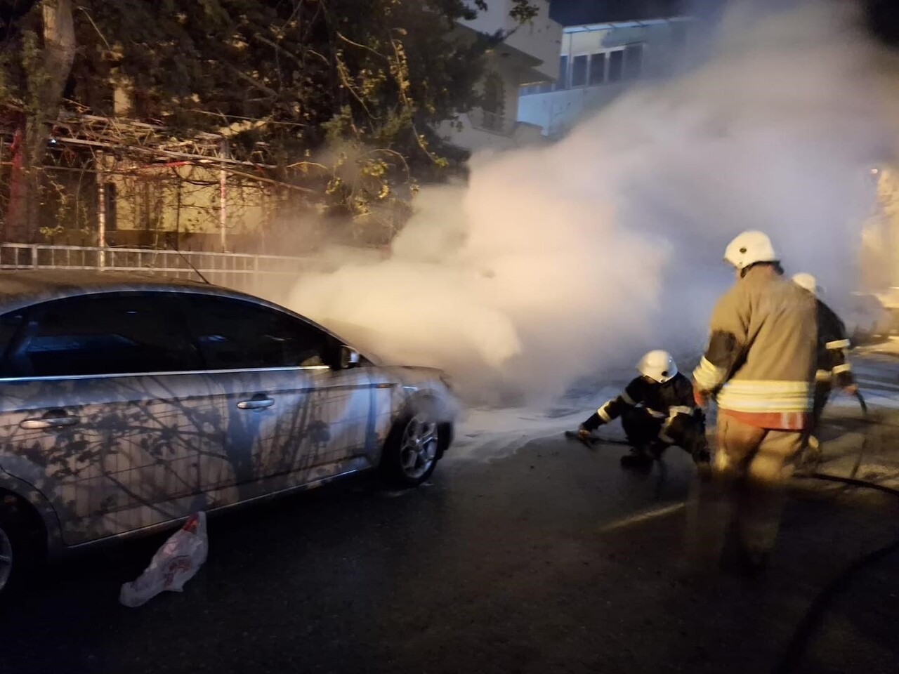 HATAY’DA PARK HALİNDEYKEN MOTOR KISMI YANAN OTOMOBİLDE HASAR OLUŞTU.