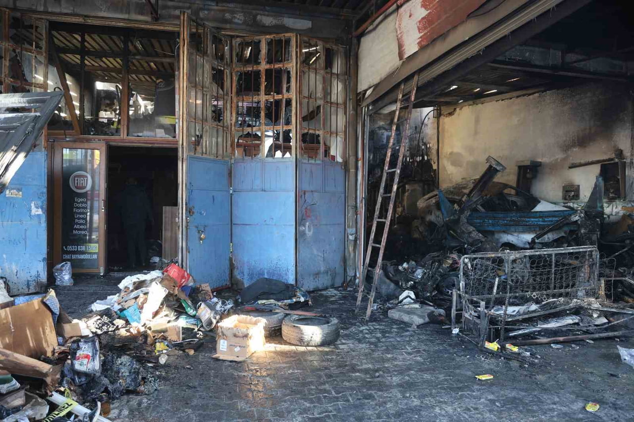 HATAY’DA SANAYİ SİTESİNDE ALEVLERİN YÜKSELDİĞİ YANGINDA, 9 İŞ YERİ VE 1 ARAÇ YANARAK ZARAR GÖRDÜ....