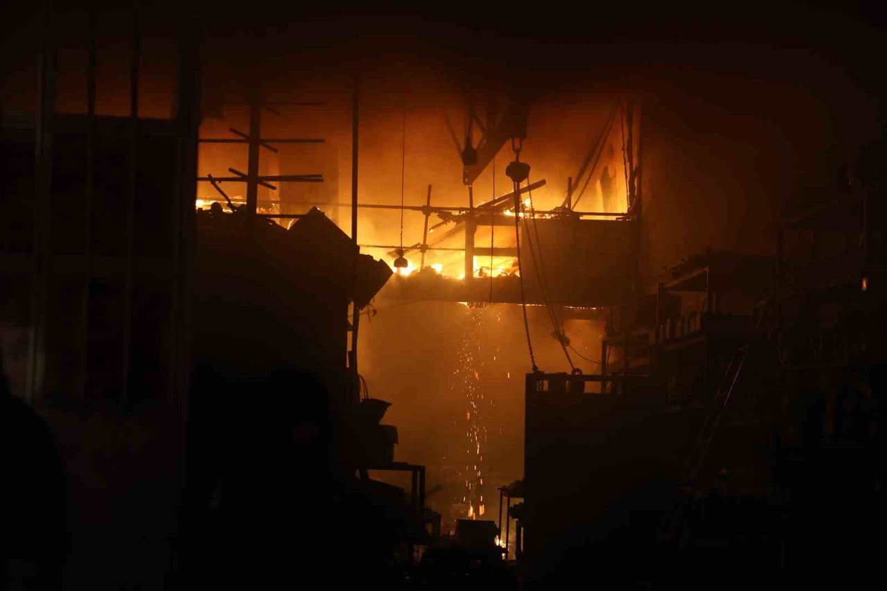 HATAY’DA SANAYİ SİTESİNDE ÇIKAN YANGINDA ALEVLERE TESLİM OLAN 9 İŞ YERİ VE 1 ARAÇ YANARKEN...
