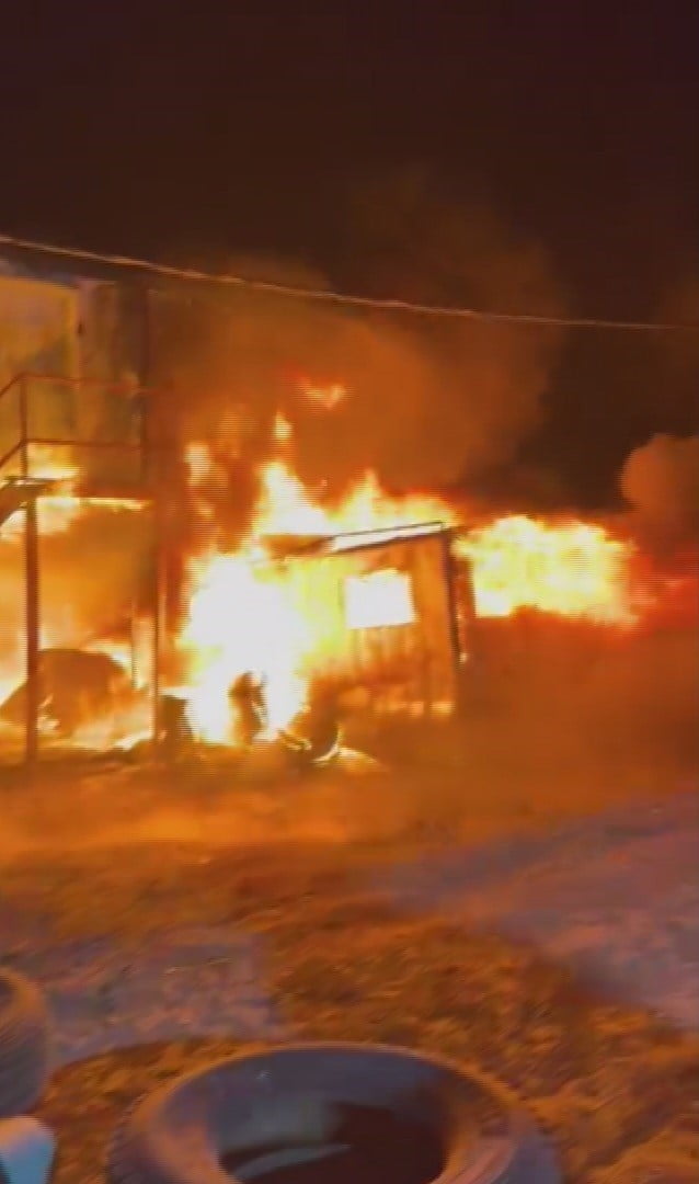 HATAY’DA ŞANTİYEDE ÇALIŞAN İŞÇİLERİN KALDIĞI KONTEYNER YATAKHANE ALEVLERE TESLİM OLARAK YANDI....