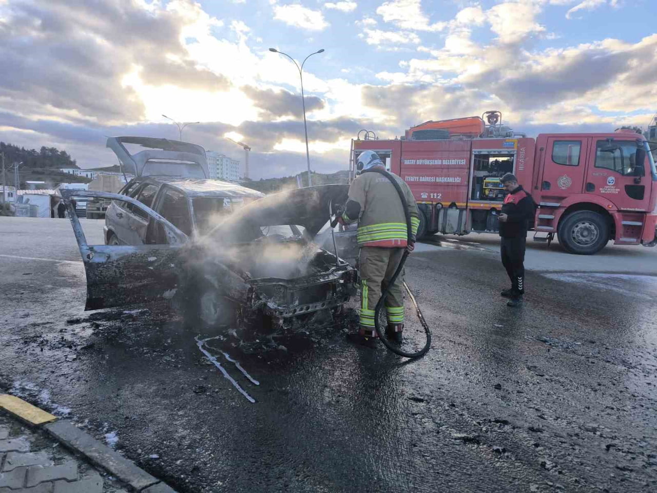 HATAY’DA SEYİR HALİNDEYKEN ALEVLERE TESLİM OLAN TOFAŞ MARKA OTOMOBİL, YANARAK KULLANILAMAZ HALE...