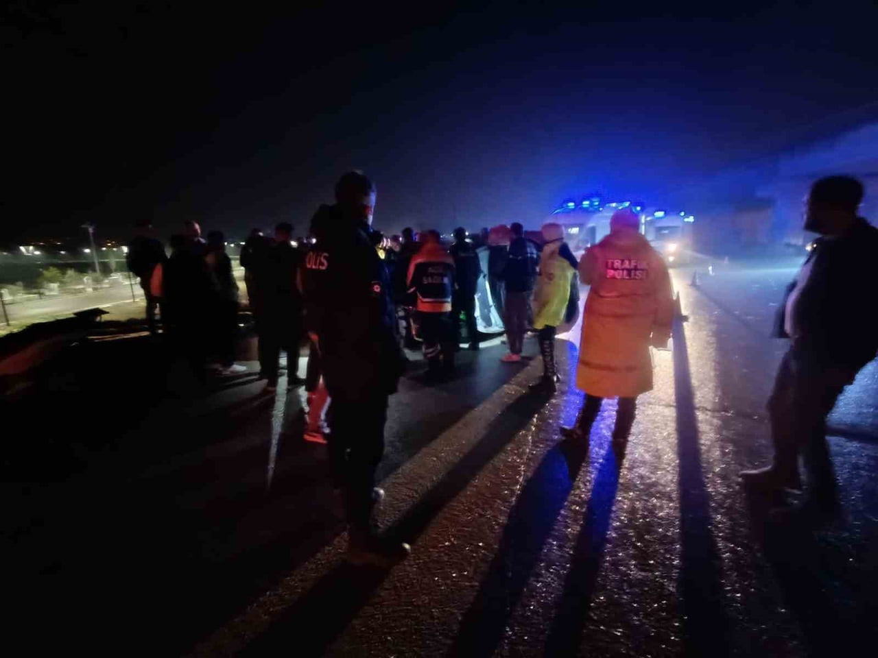 HATAY’DA SÜRÜCÜSÜNÜN KONTROLÜNÜ KAYBETMESİYLE TAKLA ATARAK YAN YATAN OTOMOBİLDEKİ 2 KİŞİ...