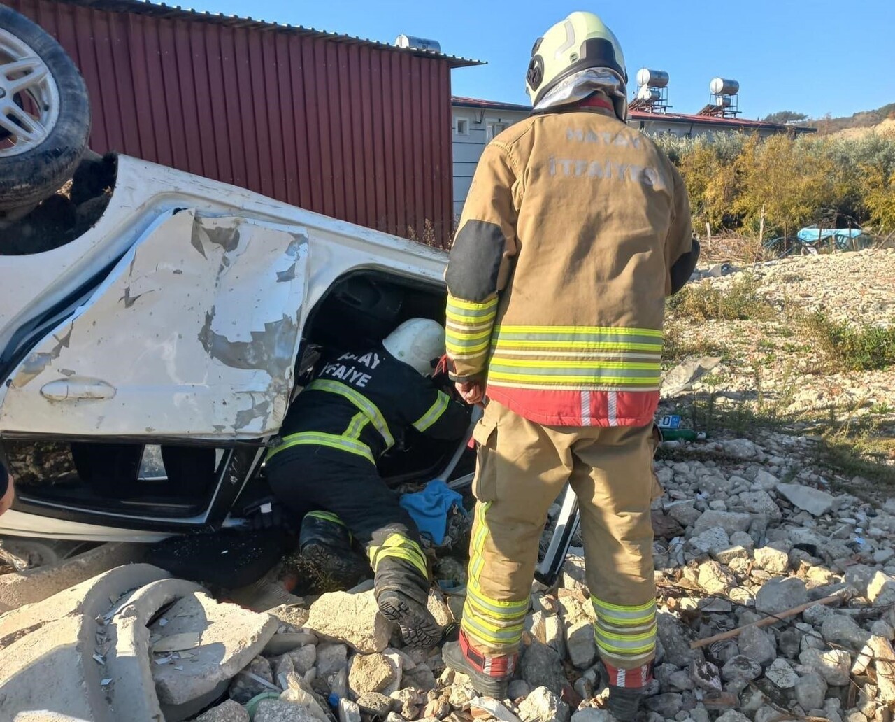 HATAY’DA TAKLA ATARAK TERS DÖNEN OTOMOBİLİN SÜRÜCÜSÜ YARALANDI.