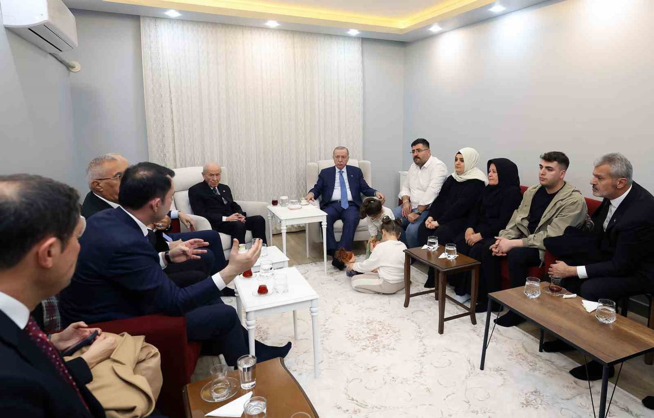 HATAY’DA TEMASLARDA BULUNAN CUMHURBAŞKANI RECEP TAYYİP ERDOĞAN, DEPREMDE ENKAZDAN ÇIKARAK 600...