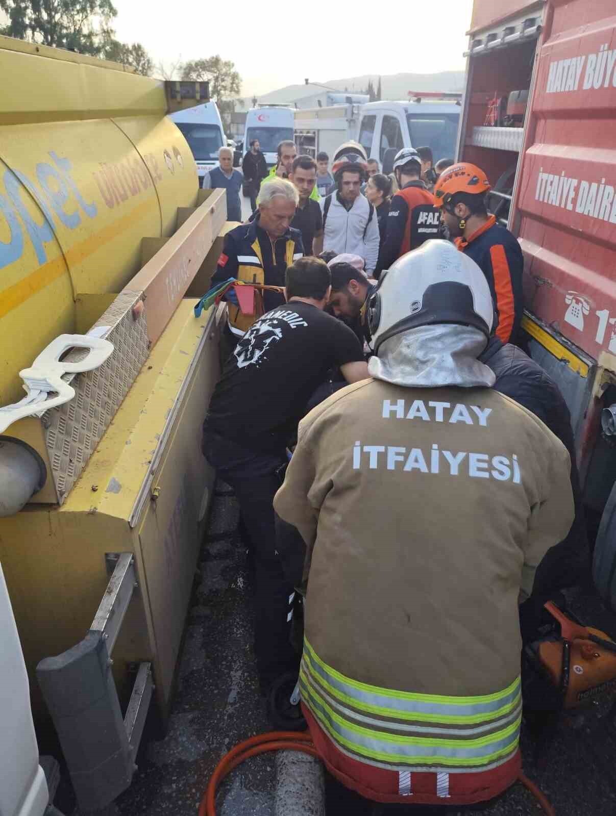 HATAY’DA TIRLA ÇARPIŞAN KAMYONUN SÜRÜCÜSÜ YARALANDI.