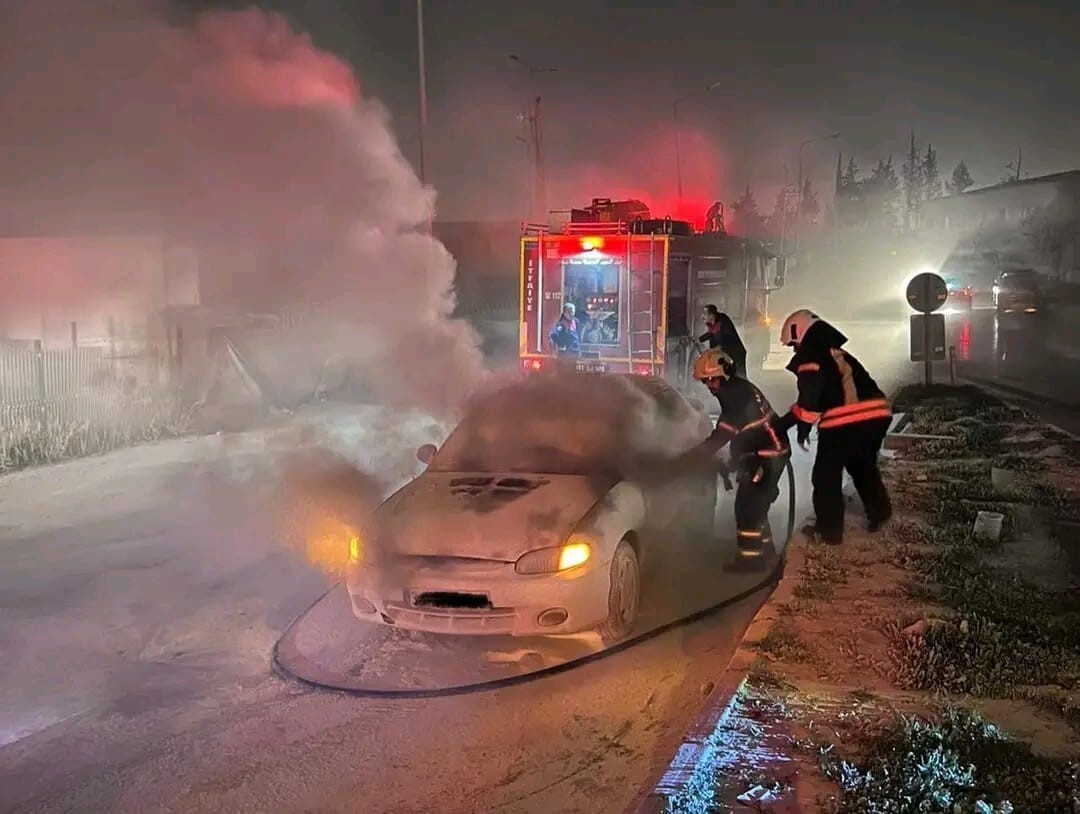 HATAY’IN ANTAKYA İLÇESİNDE ARAÇTA ÇIKAN YANGIN, BÜYÜMEDEN İTFAİYE EKİPLERİ TARAFINDAN...