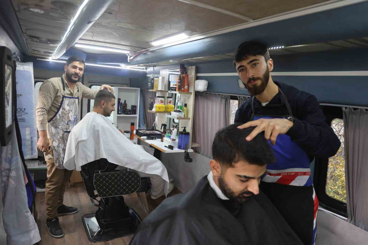 HATAY’IN DEFNE İLÇESİNDE 15 YILDIR BERBER MESLEĞİ YAPAN SALİH ÖZÇELİK, ARKADAŞI İBRAHİM...