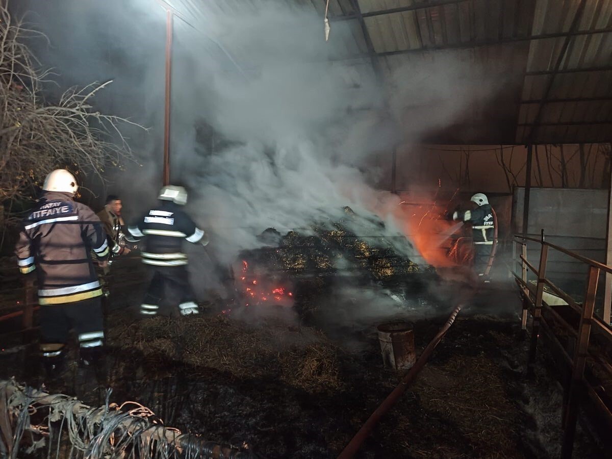 HATAY’IN DEFNE İLÇESİNDE SAMANLIKTA ÇIKAN YANGIN, İTFAİYE EKİPLERİNİN HIZLI MÜDAHALESİYLE YERLEŞİM...