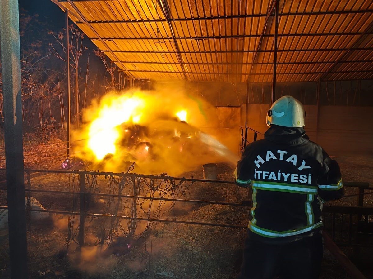 HATAY’IN DEFNE İLÇESİNDE SAMANLIKTA ÇIKAN YANGIN, İTFAİYE EKİPLERİNİN HIZLI MÜDAHALESİYLE YERLEŞİM...