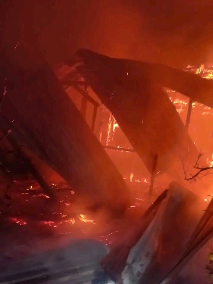 HATAY’IN ERZİN İLÇESİNDE BARAKADA ÇIKAN YANGIN, İTFAİYE EKİPLERİ TARAFINDAN...