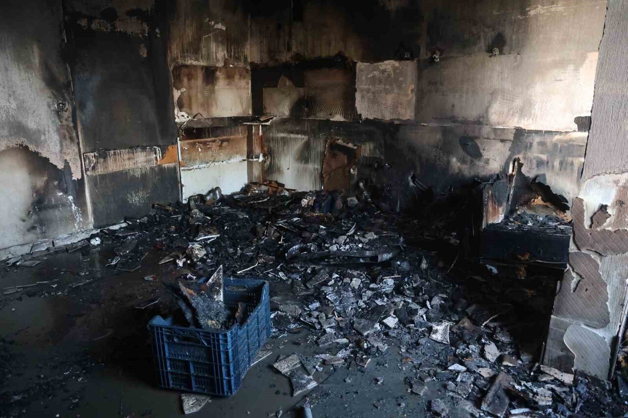 HATAY’IN KIRIKHAN İLÇESİNDE BULUNAN BİR EVDE ÇIKAN YANGINI İTFAİYE EKİPLERİ SÖNDÜRDÜ. EVİNDE...