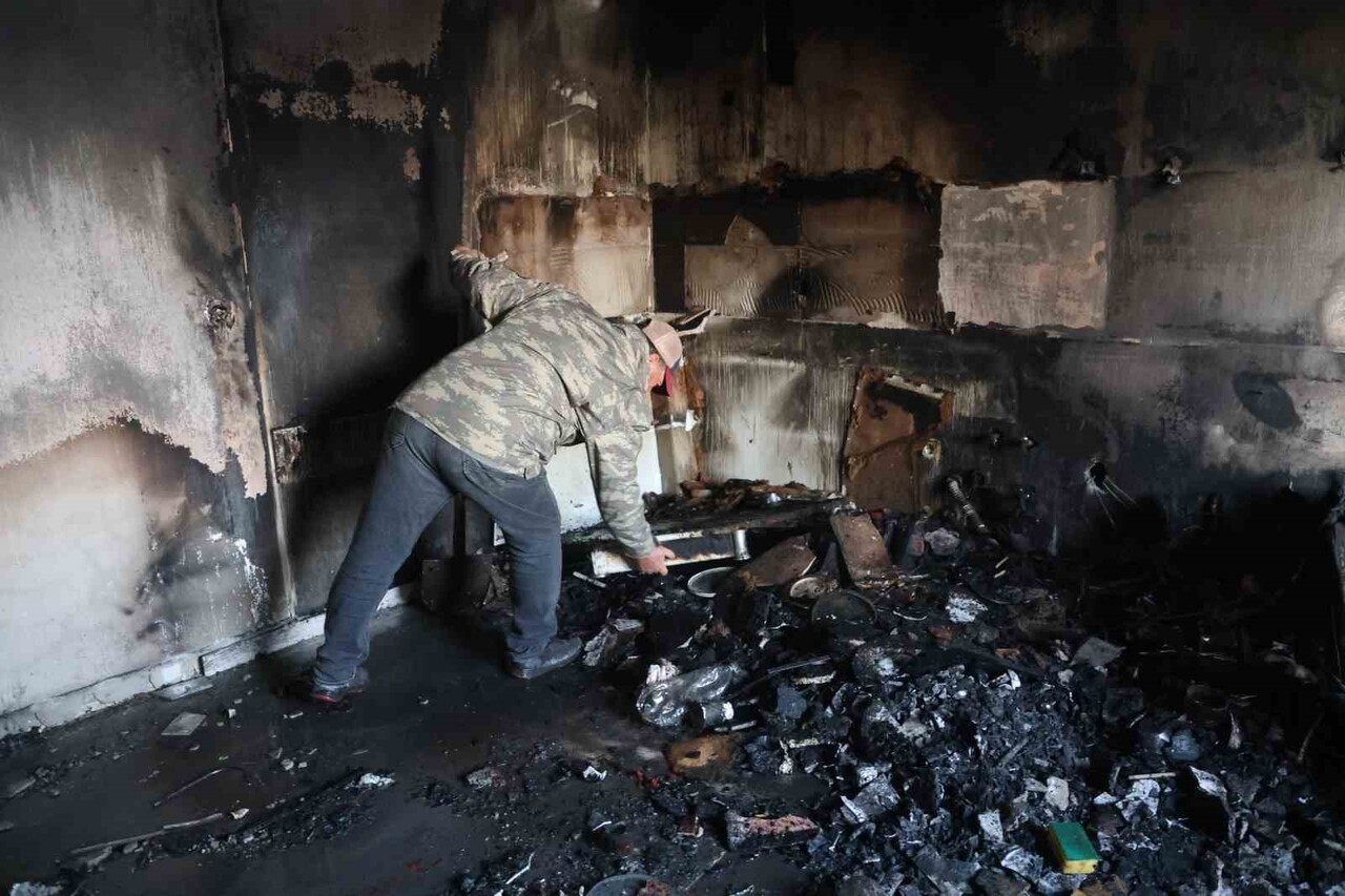 HATAY’IN KIRIKHAN İLÇESİNDE BULUNAN BİR EVDE ÇIKAN YANGINI İTFAİYE EKİPLERİ SÖNDÜRDÜ. EVİNDE...