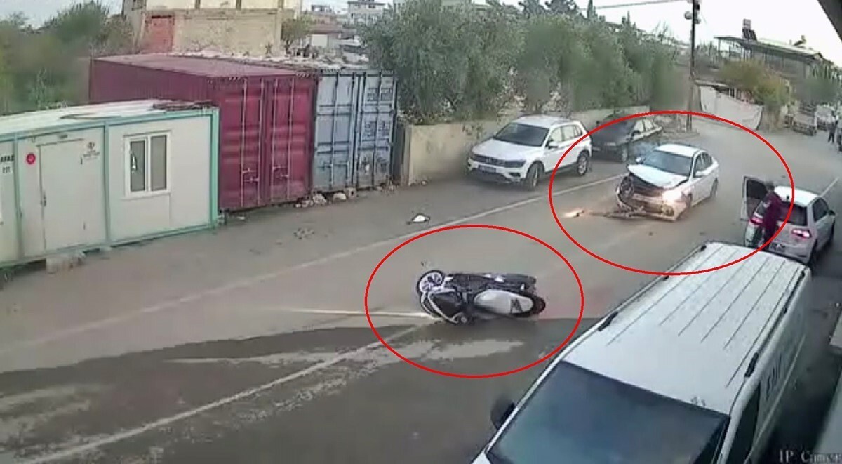 HATAY’IN KIRIKHAN İLÇESİNDE OTOMOBİLLE ÇARPIŞAN MOTOSİKLET SÜRÜCÜSÜNÜN HAVADA TAKLALAR ATIP UÇTUĞU...