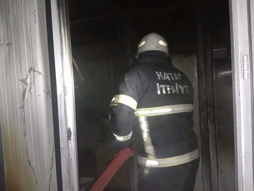 HATAY’IN SAMANDAĞ İLÇESİNDE KONTEYNER DA ÇIKAN YANGIN, DİĞER KONTEYNERLARA SIÇRAMAN...