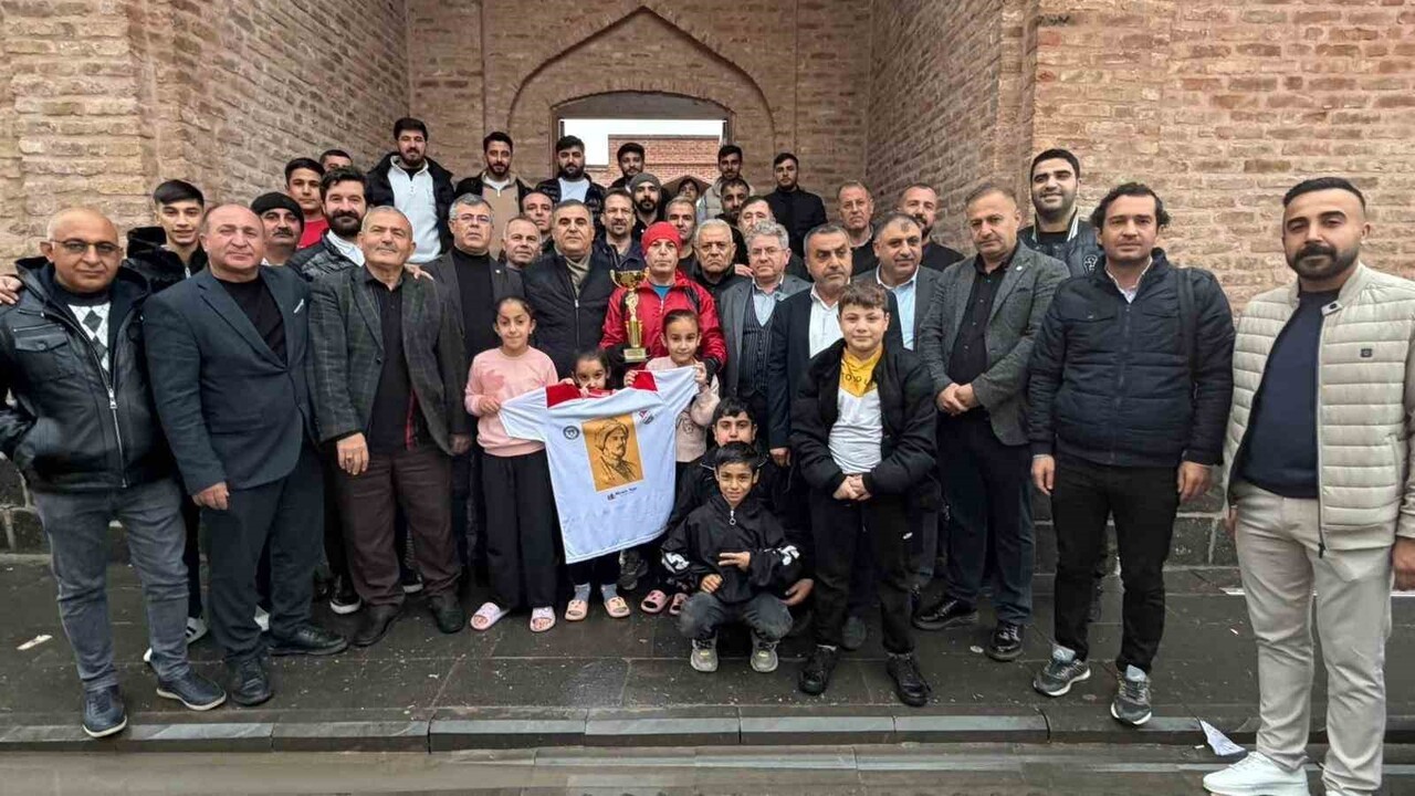 HAVA ŞARTLARINA RAĞMEN KOŞUYU TAMAMLAYAN DEĞER’E CİZRE HALKI YOL BOYUNCA DESTEK VERDİ.