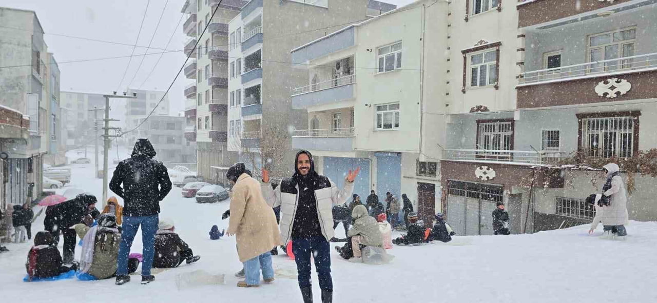 HAVA SICAKLIĞININ EKSİ 12 DERECEYE DÜŞTÜĞÜ DİYARBAKIR'DA ÇINAR İLÇESİNDE KAYMAKAMLIK, SOKAĞA...