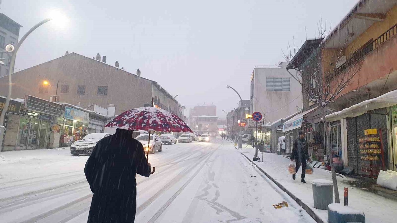 HAVA SICAKLIĞININ SIFIRIN ALTINA DÜŞTÜĞÜ VAN’IN BAŞKALE İLÇESİNDE, AKŞAM SAATLERİNDE KAR YAĞIŞI...