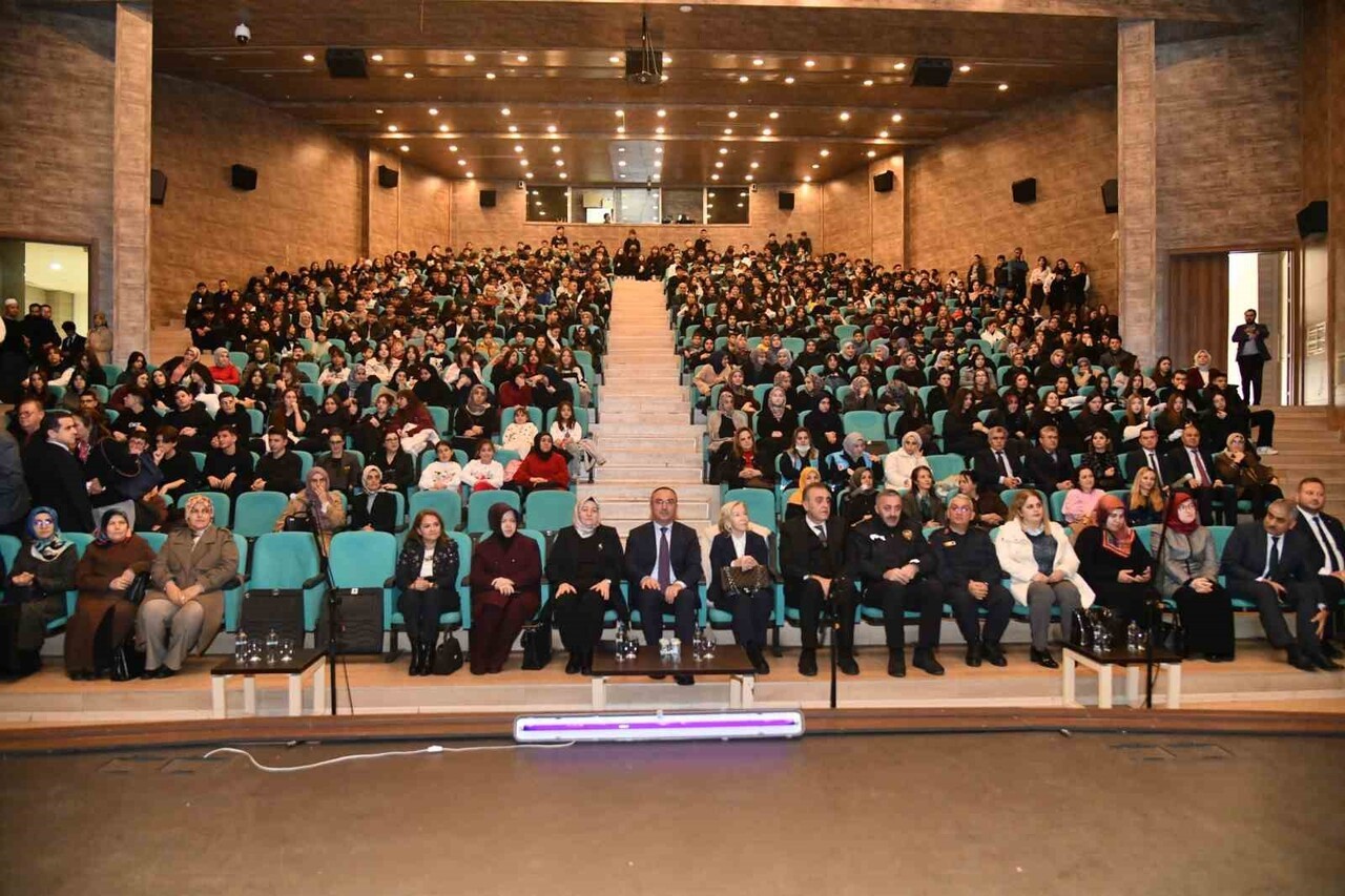 HAYATA KÖPRÜ SANAT PROJESİ KAPSAMINDA "ALTIN ÇAĞ" TİYATRO GÖSTERİSİ SAHNELENDİ