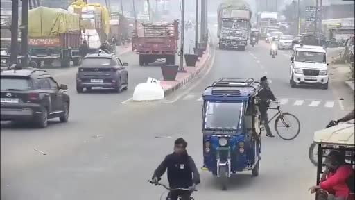 Hindistan'ın Uttar Pradesh eyaletinde üzerine talaş yüklü kamyon devrilen otomobilin sürücüsü olay...