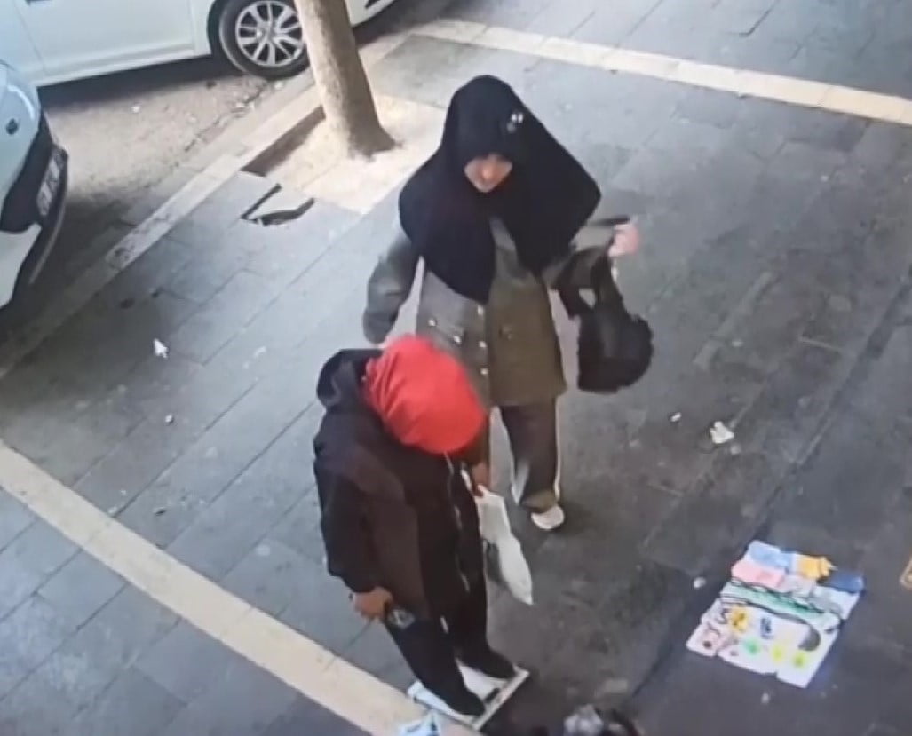 HIRSIZ KADINLAR, YAPTIKLARI VURGUNUN ARDINDAN BİR SOKAK SATICINDA BASKÜLE ÇIKIP TARTILMA ANLARI...