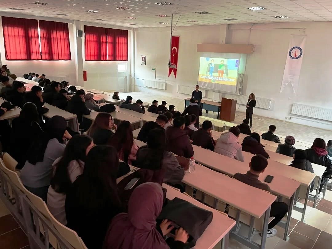 HİSARCIK MYO’DA "DAVRANIŞSAL BAĞIMLILIKLA MÜCADELE" KONULU EĞİTİM DÜZENLENDİ