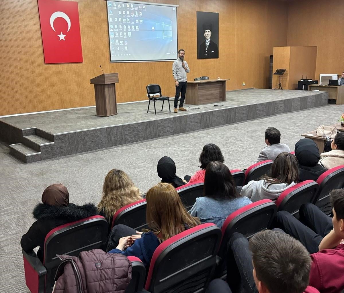 HİSARCIK’TA ÖĞRENCİLERE "SOSYAL MEDYA BAĞIMLILIĞI" KONULU KONFERANS