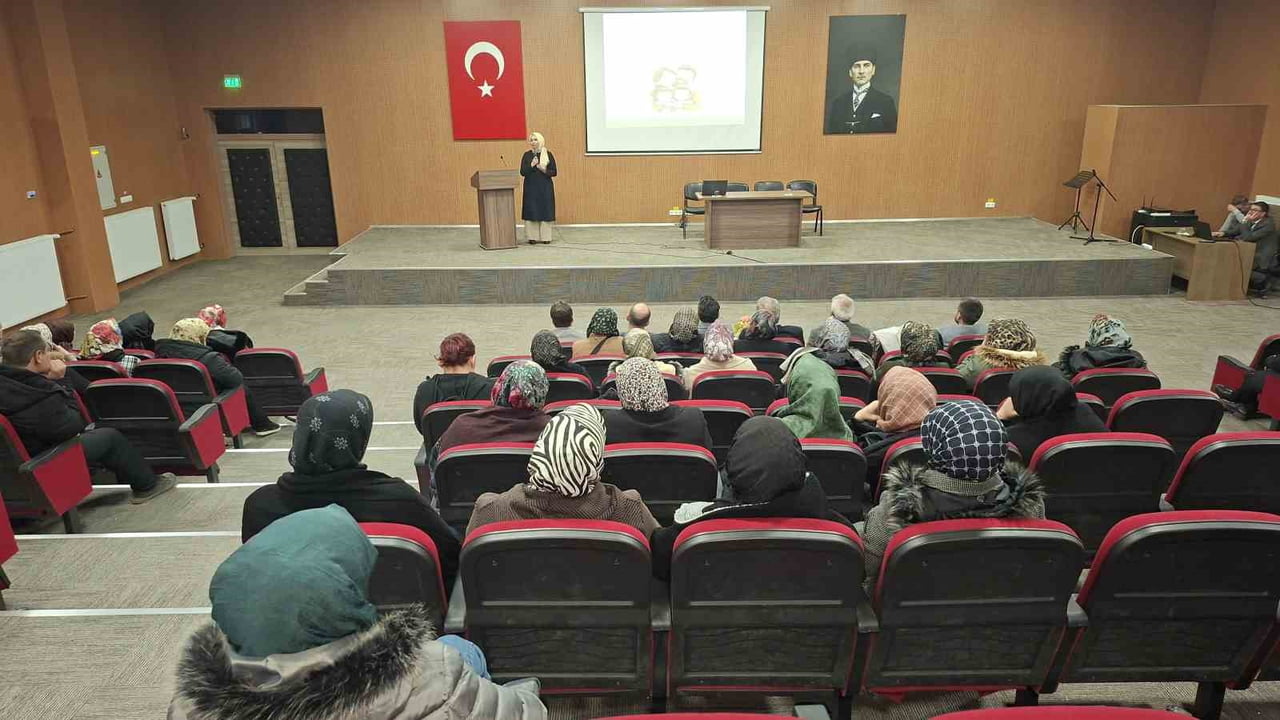 HİSARCIK’TA "SAĞLIKLI AİLEDE ROLLER VE İLİŞKİLER" BAŞLIKLI KONFERANS