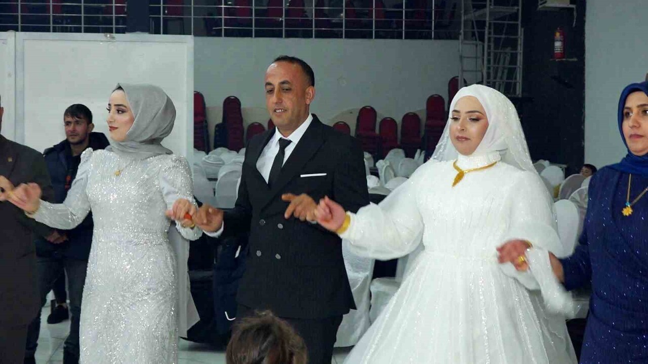 HİZAN İLÇESİNDE 14 YIL ÖNCE KAÇARAK EVLENEN AYFER VE KENAN DURMAZ ÇİFTİ, 2 ÇOCUKLARIYLA BİRLİKTE...