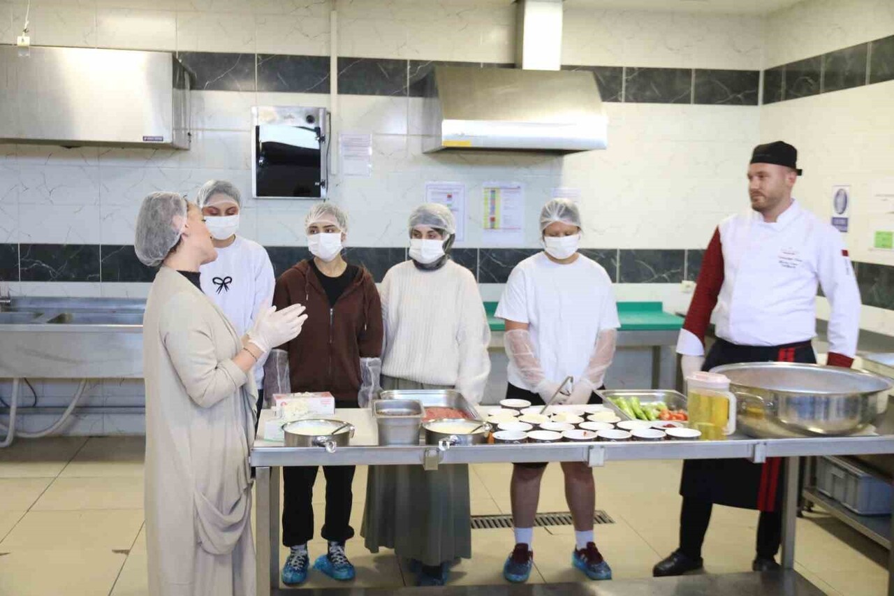 HIZIR BEY KREDİ VE YURTLAR KURUMU (KYK) ÖĞRENCİ YURDU’NDA KALAN 4 ÖĞRENCİ "NİNEMİN TARİFLERİ"...