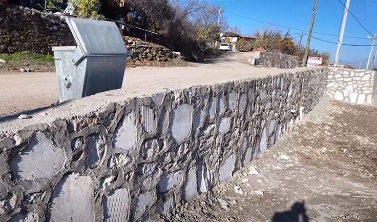 HONAZ BELEDİYESİ İLÇEDEKİ MAHALLERİN DE ÇEVRE DÜZENLEME ÇALIŞMALARI KAPSAMINDA ÇALIŞMALARINI HIZ...