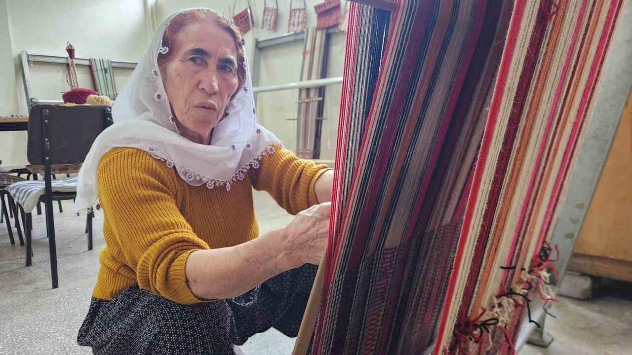 HOZAT'TA KADINLAR, HALK EĞİTİM MERKEZİ KURSLARINDA UNUTULMAYA YÜZ TUTMUŞ "CACIM" DOKUMA GELENEĞİNİ...